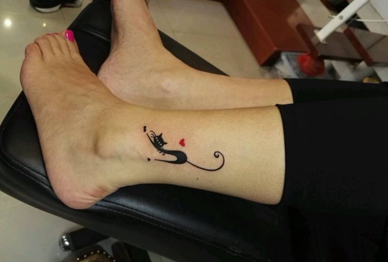 猫纹身图片_脚部清新动物原创成品纹身图案