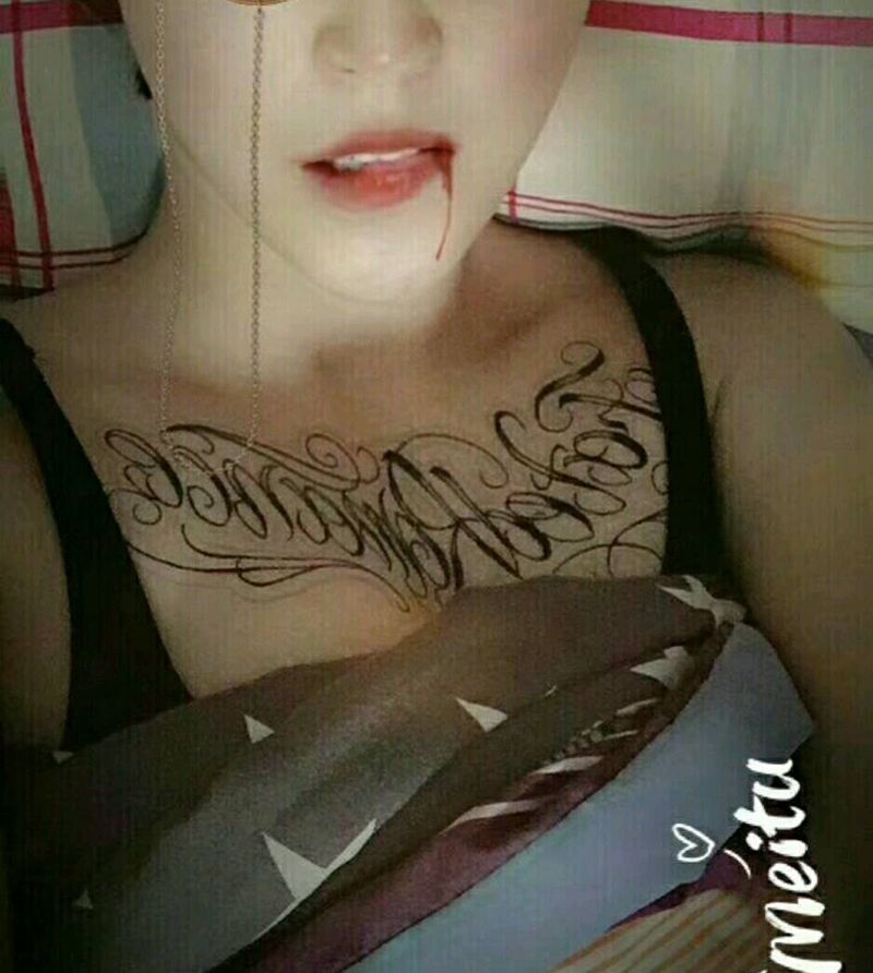 女生花体字花胸~纹身图片