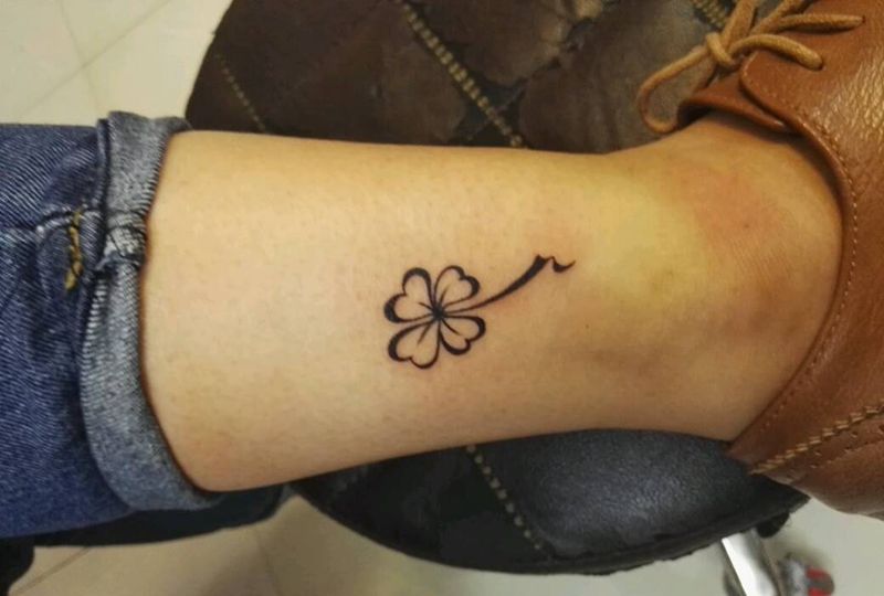 四叶草纹身图片_腿部清新植物原创成品纹身图案