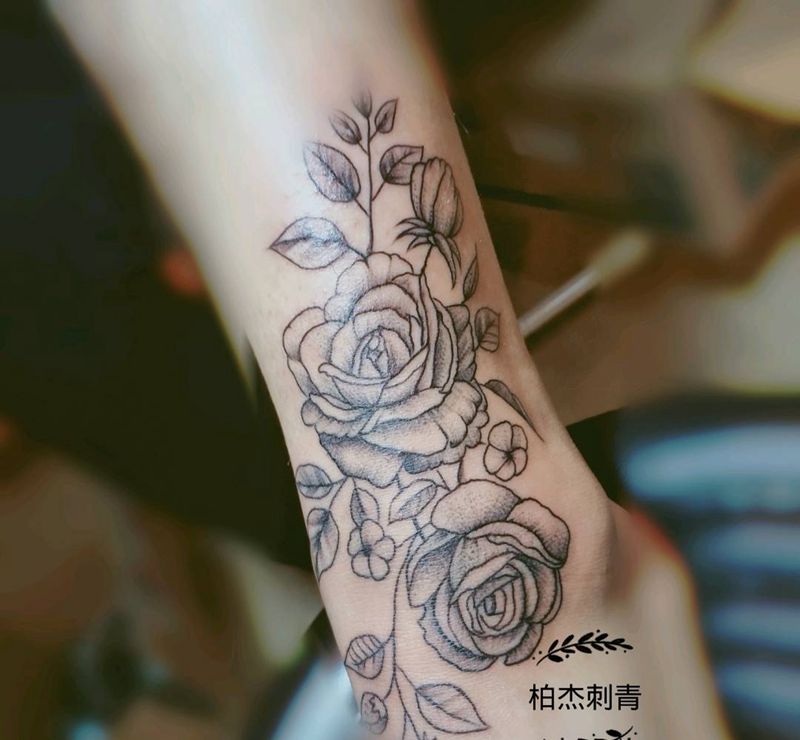 素花纹身图片_脚部点刺纹身图案