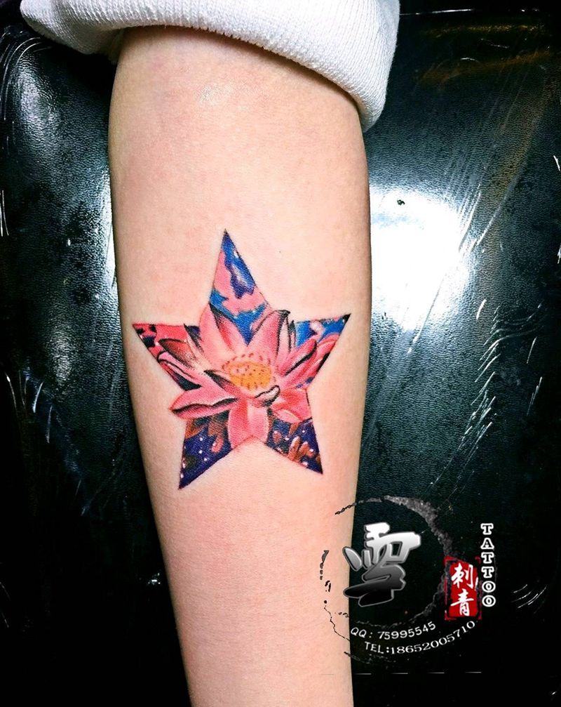 荷花五角星纹身图片