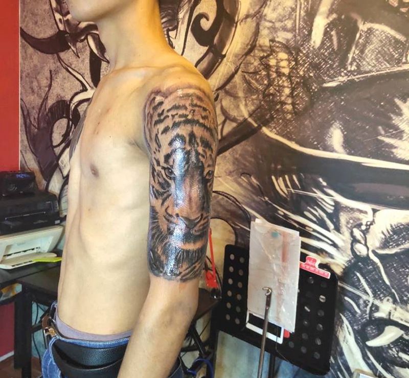 老虎头纹身图片_手臂欧美写实老虎纹身图案