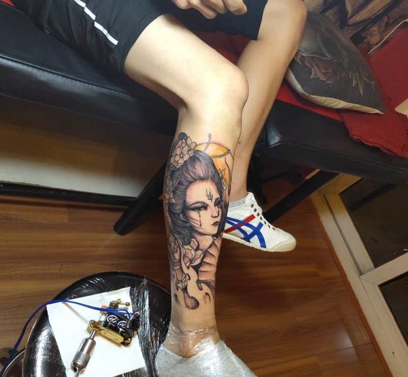 流泪艺伎纹身图片_腿部老传统纹身图案