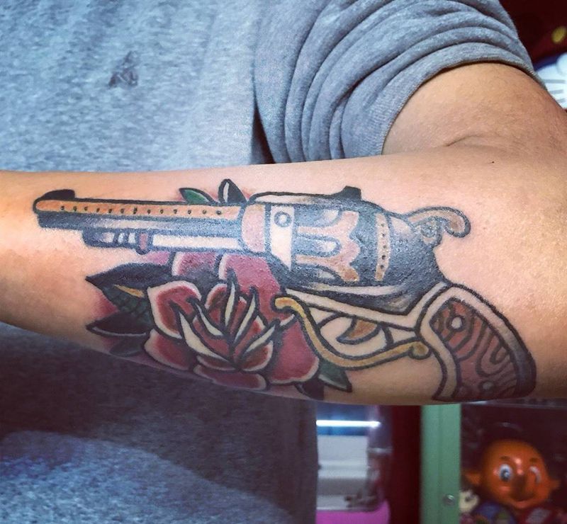 枪花纹身图片_手臂Old School枪玫瑰纹身图案