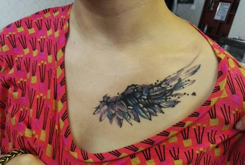 水墨翅膀纹身图片_胸部清新动物原创成品纹身图案