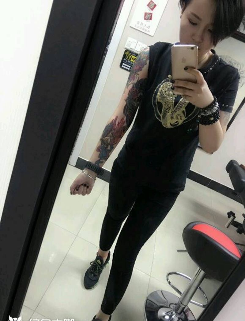 霸气姑娘纹身图片_手臂欧美狂人刺青成品纹身图案