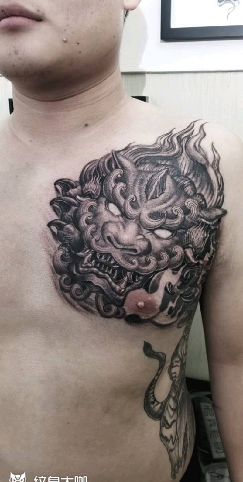 手绘胸口唐狮纹身图片_胸部新传统唐狮花胸纹身图案