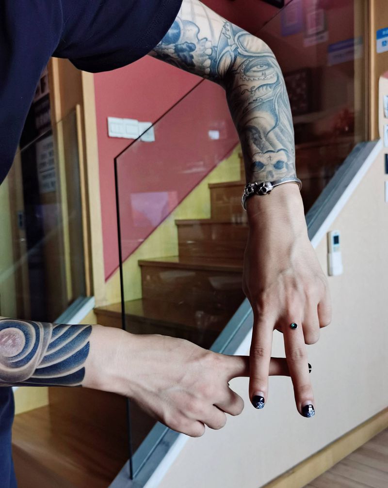 花臂+埋钉纹身图片_手臂老传统欧美写实纹身图案