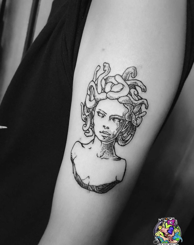 美杜莎纹身图片_腿部新传统纹身图案