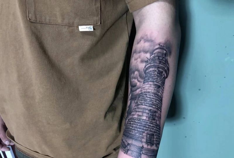 写实灯塔未完纹身图片_欧美写实纹身图案