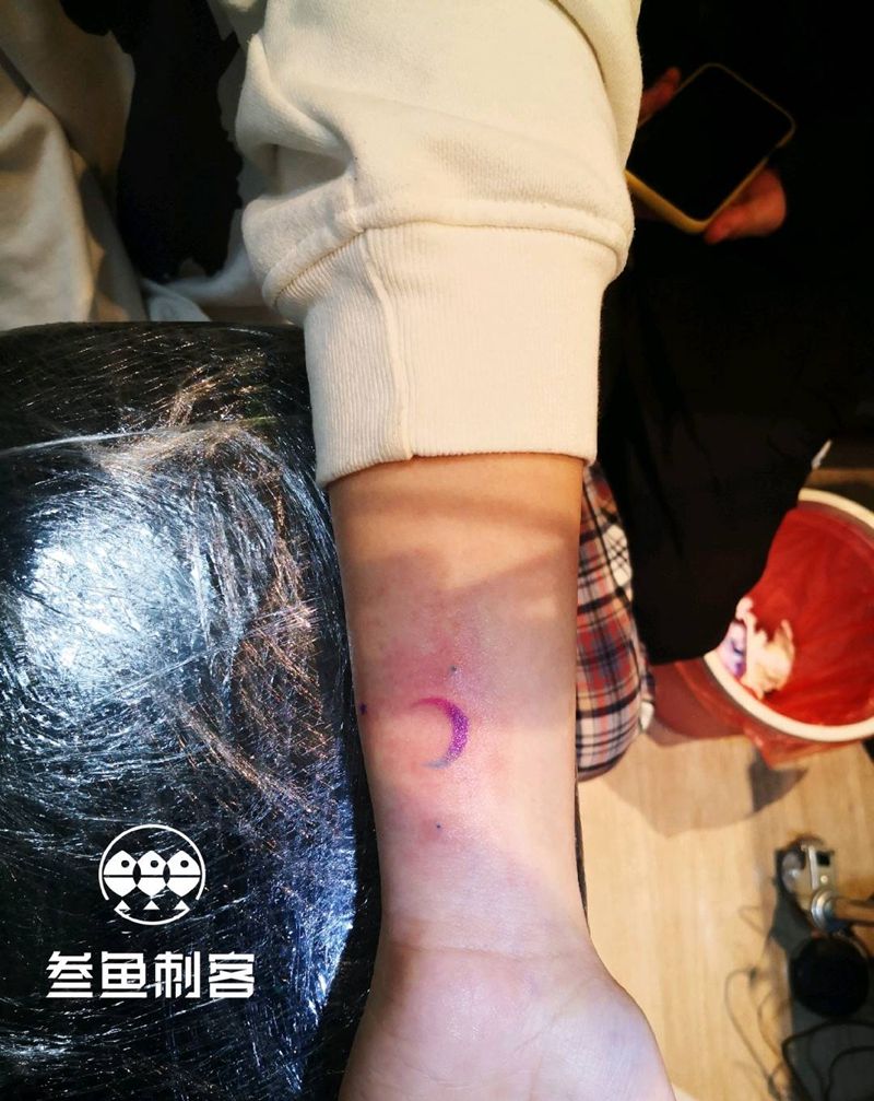 小清新–月牙纹身图片_水彩小清新月牙纹身图案