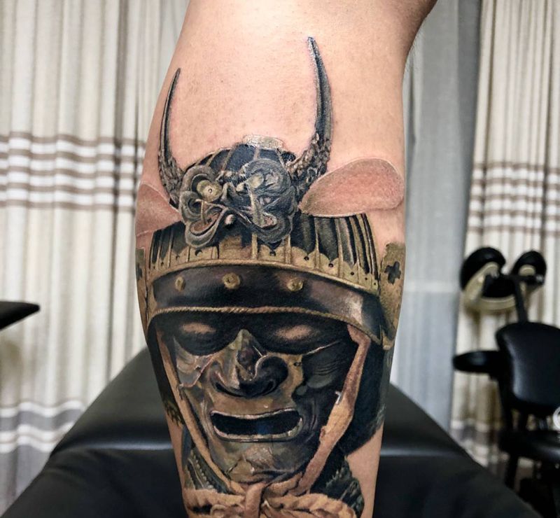 武士兜纹身图片_欧美写实纹身图案