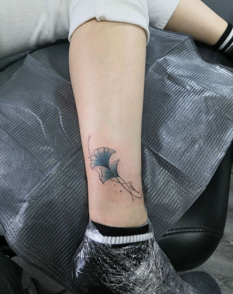 小清新银杏叶纹身图片_腿部水彩纹身图案