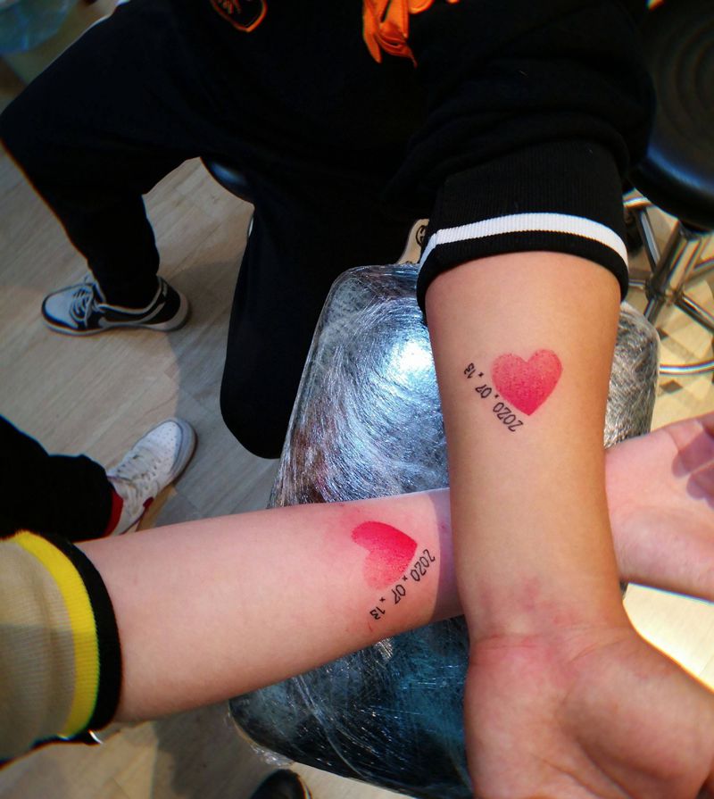 情侣小图纹身图片_手臂点刺情侣心纹身图案