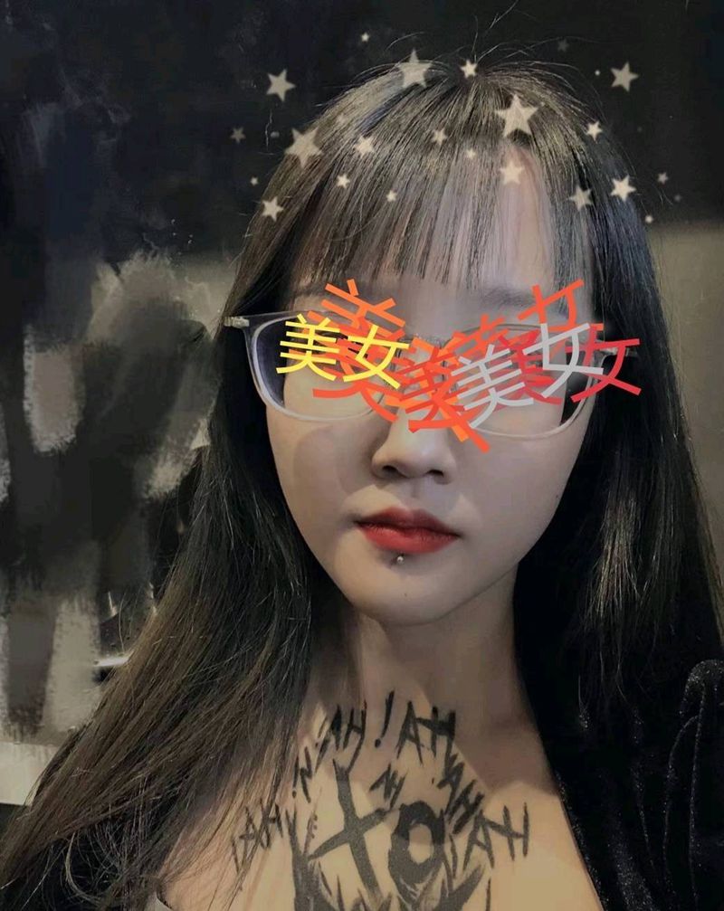 纹身后的小姐姐，气场十足