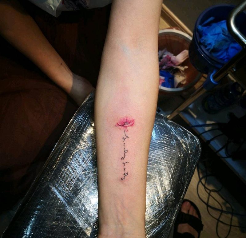 清新小图纹身图片_手臂罂粟小图清新小图纹身图案