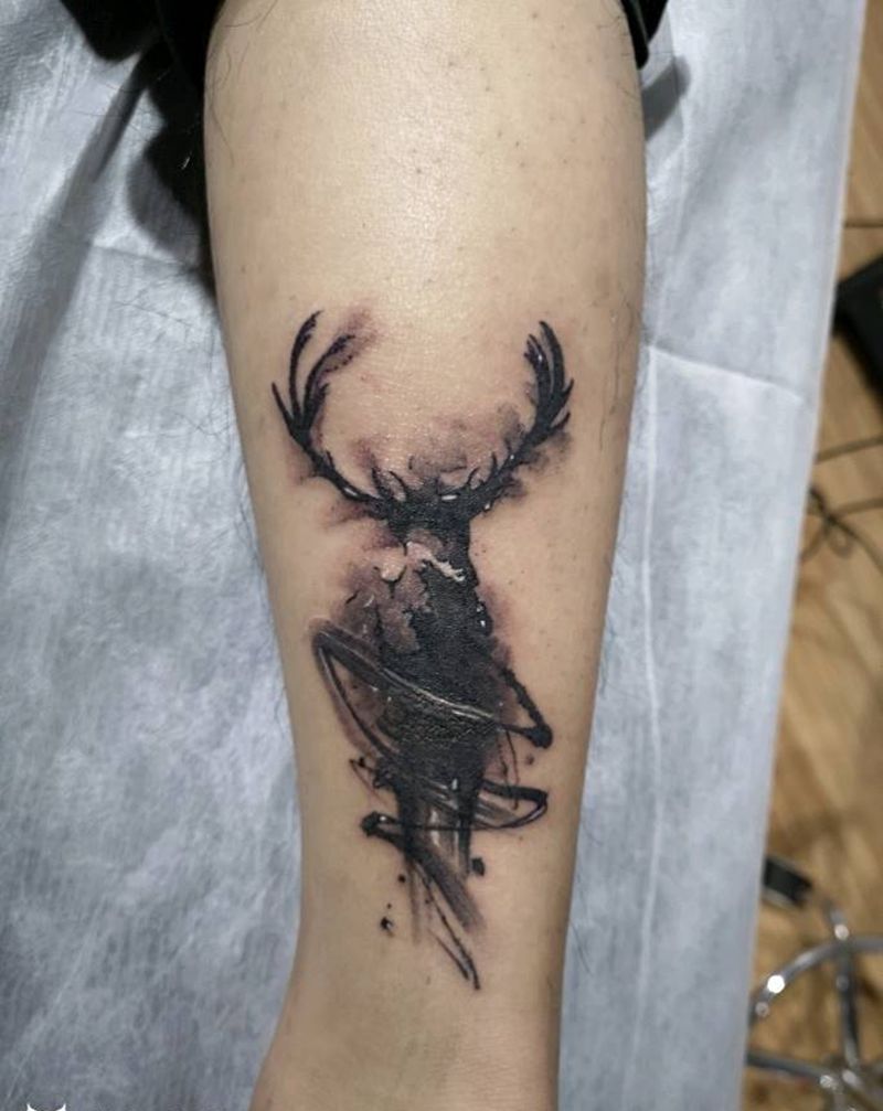 灵鹿纹身图片_腿部水墨伤疤遮盖纹身图案