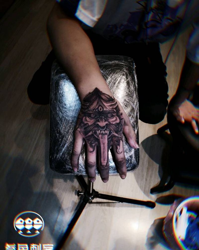 手背恶魔纹身图片_手部点刺新传统恶魔纹身图案