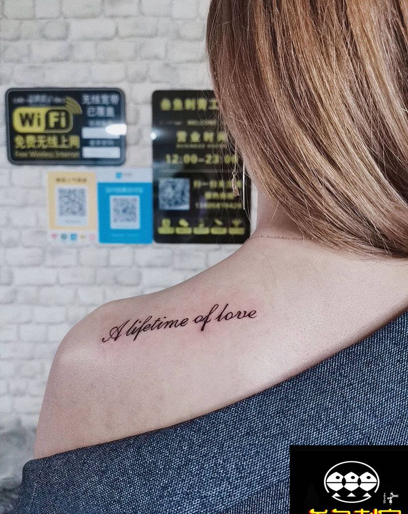 美女英文小图纹身图片_肩部英文字母纹身图案