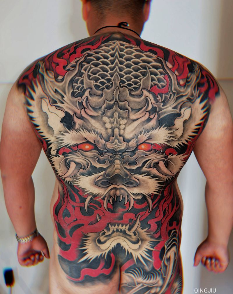 满背火龙纹身图片_背部手臂老传统新传统龙，火焰纹身图案