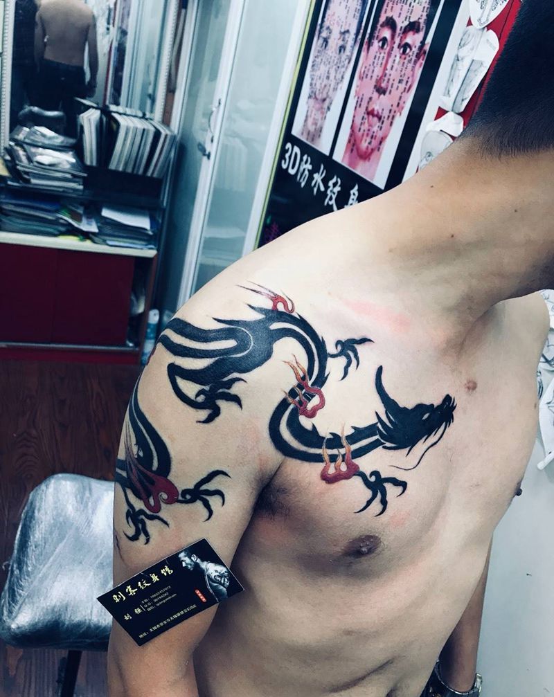 图腾过肩龙纹身图片