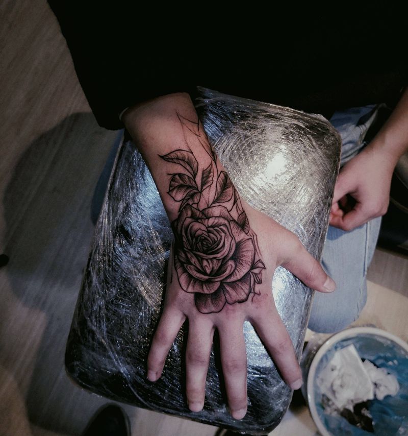 手背玫瑰素花纹身图片_手部点刺玫瑰手背纹身图案