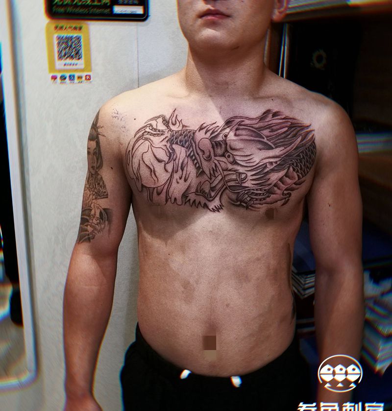 花胸，客人自带图纹身图片_胸部龙花胸龙纹身图案