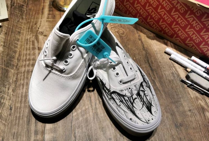 手绘vans暗黑花体纹身图片_花体字纹身图案