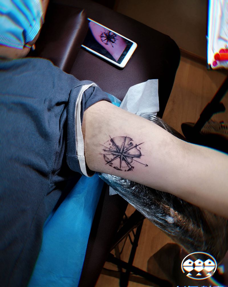 指南针纹身图片_手臂点刺指南针大臂纹身图案