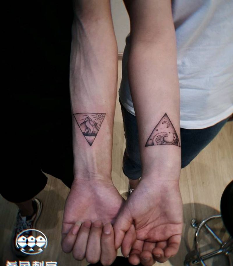 情侣小图纹身图片_手臂点刺山与浪花情侣纹身图案