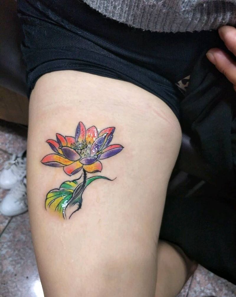 荷花纹身图片_腿部水彩新传统纹身图案