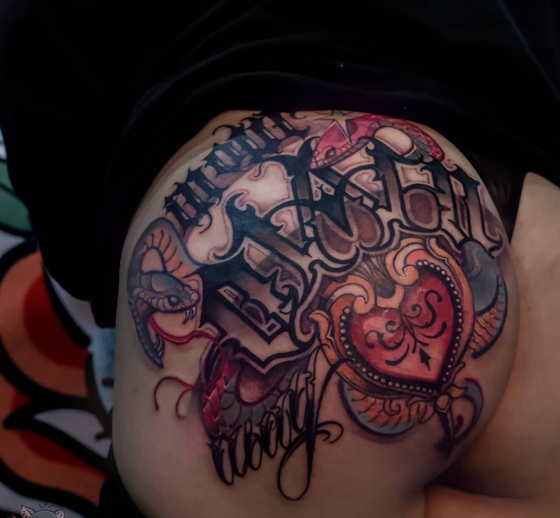 花臀纹身图片_臀部花体字新传统蛇女纹身图案