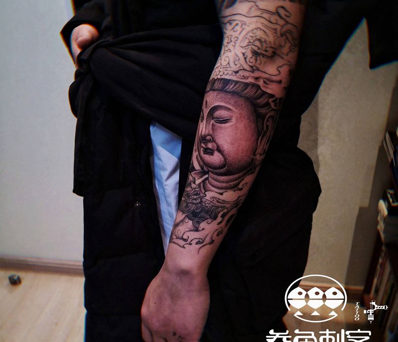 菩萨花臂拼接纹身图片_手臂点刺新传统菩萨纹身图案