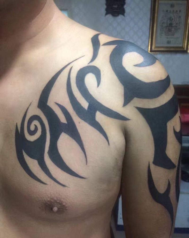 半甲图腾纹身图片_图腾胸部手臂纹身图案