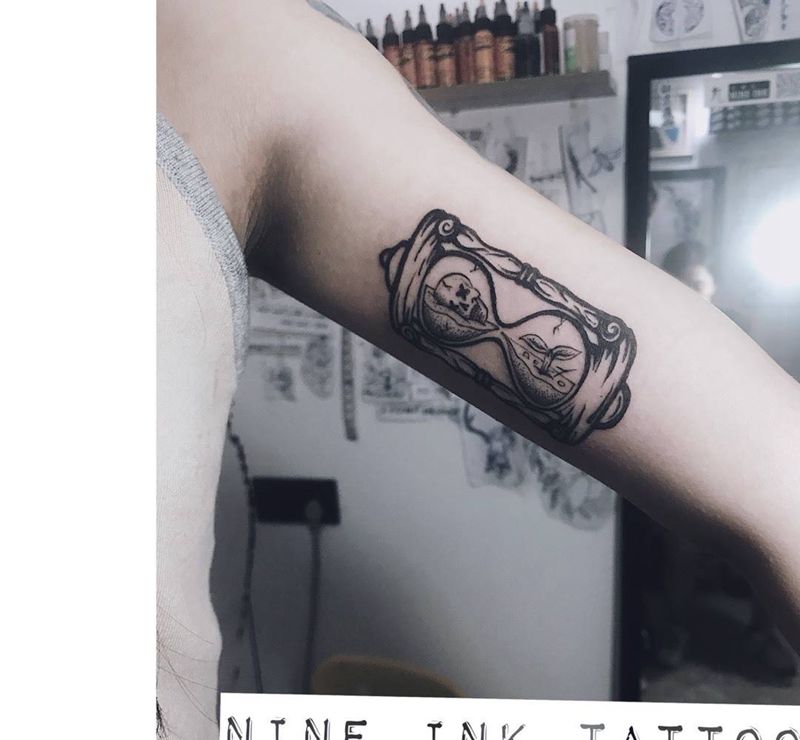 手臂沙漏纹身图片