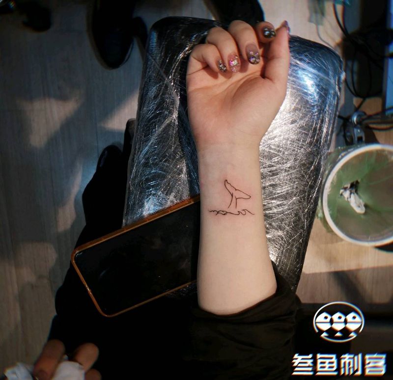 鲸尾小图纹身图片_手臂简笔鲸鱼纹身图案