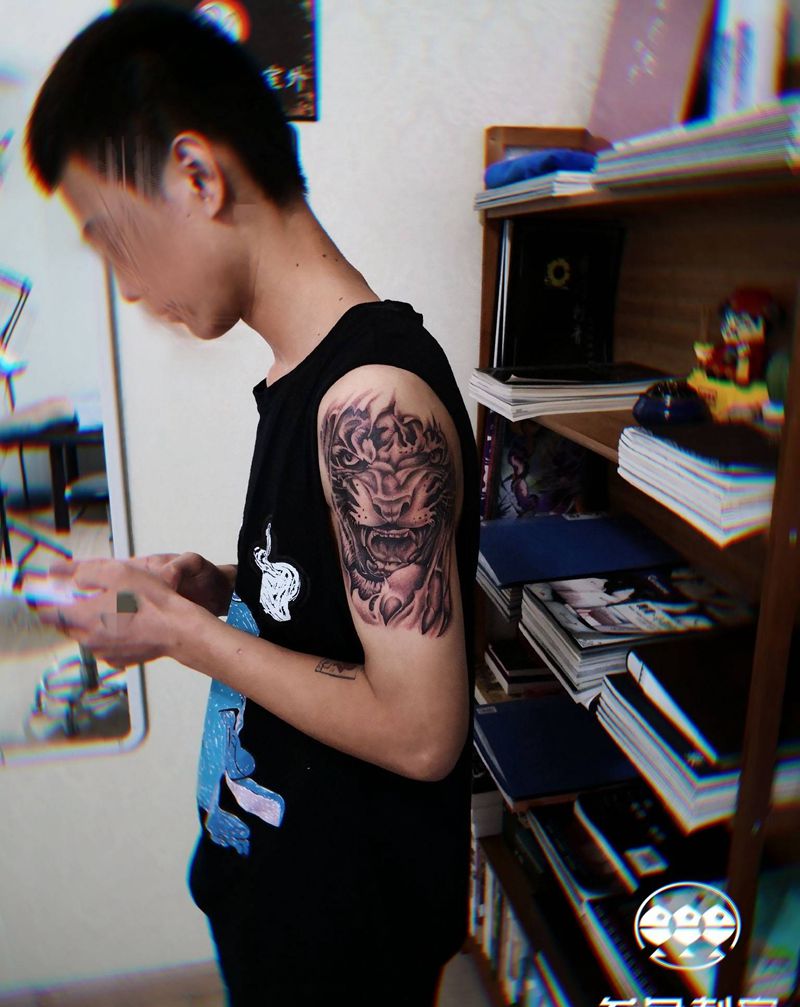 深夜两点加班图纹身图片_欧美写实老虎纹身图案