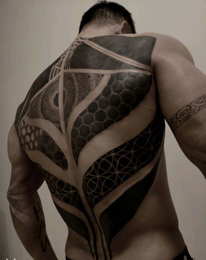 爆炸几何纹身图片_背部点刺图腾纹身图案