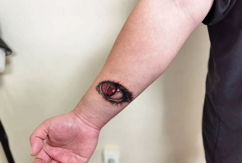 写实眼睛纹身图片_欧美写实纹身图案