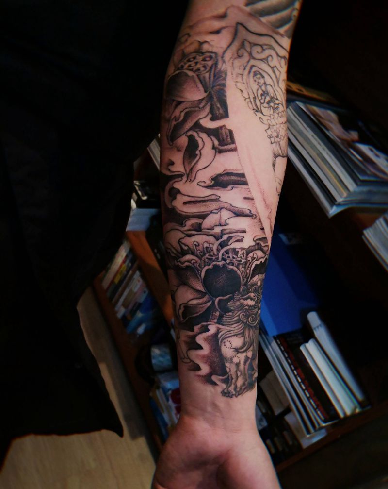 花臂拼接纹身图片_手臂点刺花臂拼接菩萨唐狮纹身图案