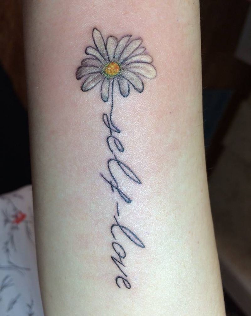 雏菊字母纹身图片_手臂成品清新字符纹身图案