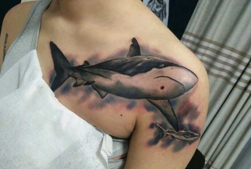 鲨鱼遮盖字母纹身图片_颈部胸部欧美写实动物成品纹身图案