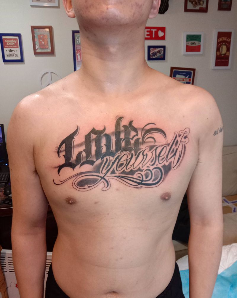 花体字纹身图片_胸部纹身图案