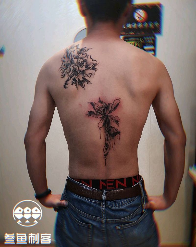后背荷花纹身图片_背部点刺荷花纹身图案