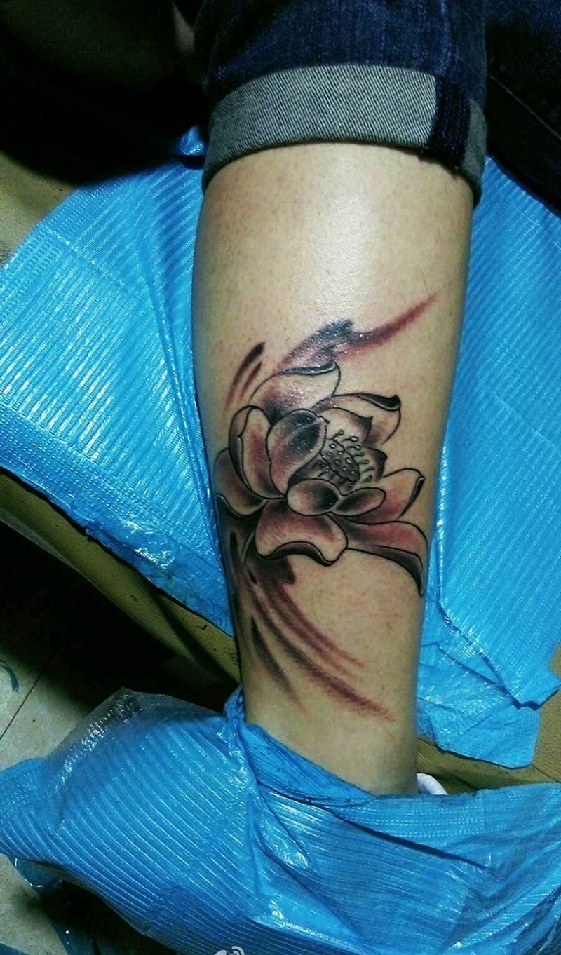 莲花纹身图片_腿部传统成品纹身图案