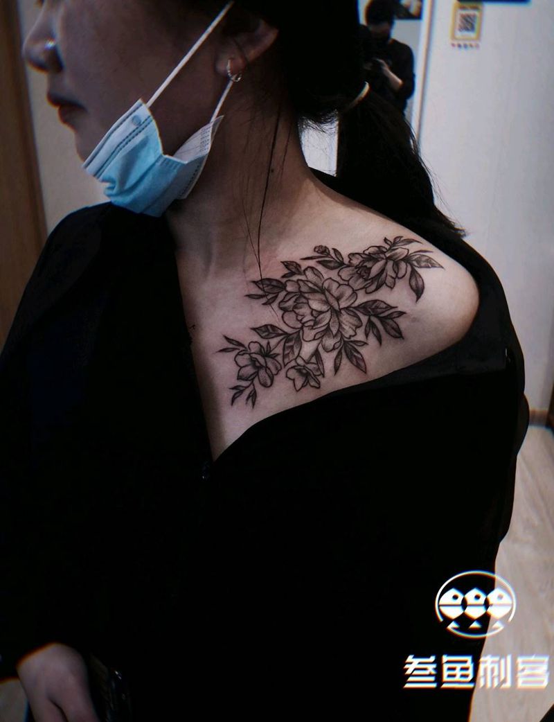 锁骨素花纹身图片_肩部点刺锁骨素花锁骨纹身图案