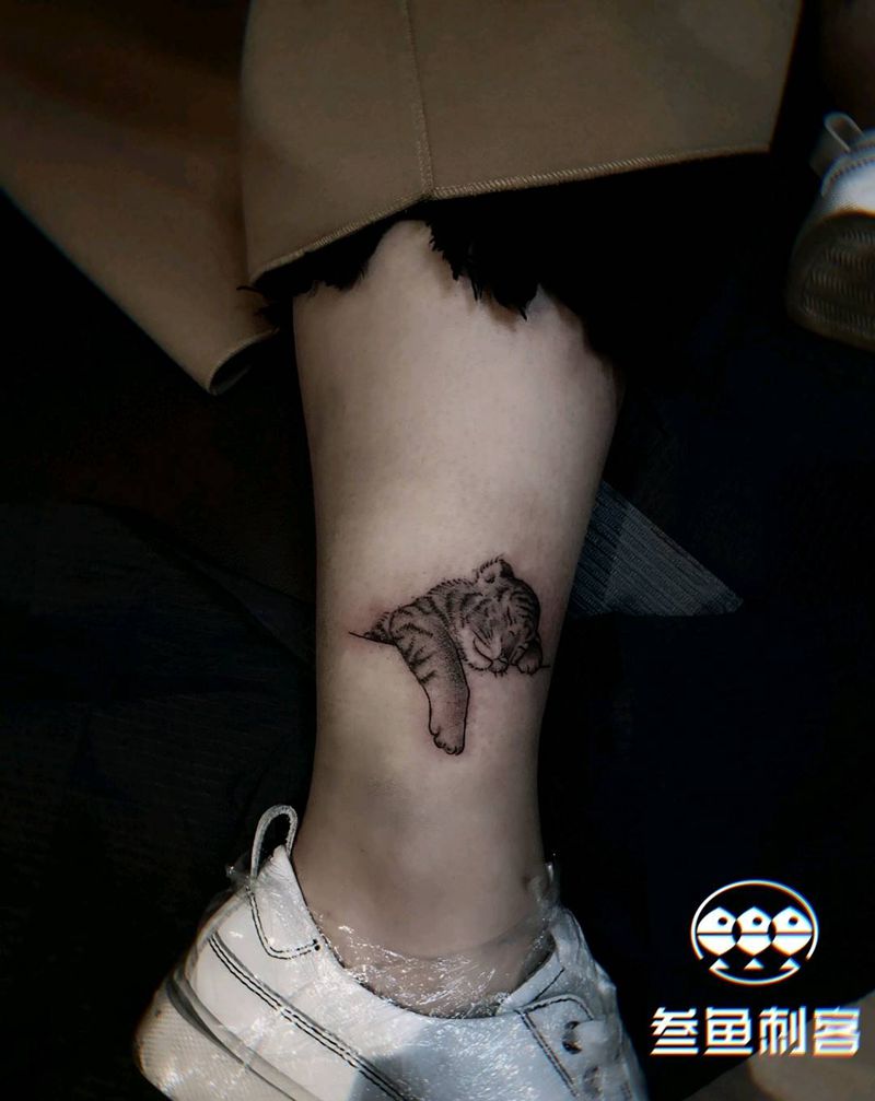 萌虎纹身图片_脚部点刺萌小老虎纹身图案