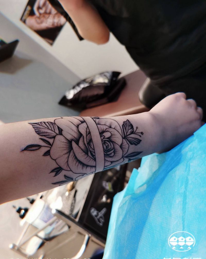 素花臂环纹身图片_手臂点刺素花纹身图案