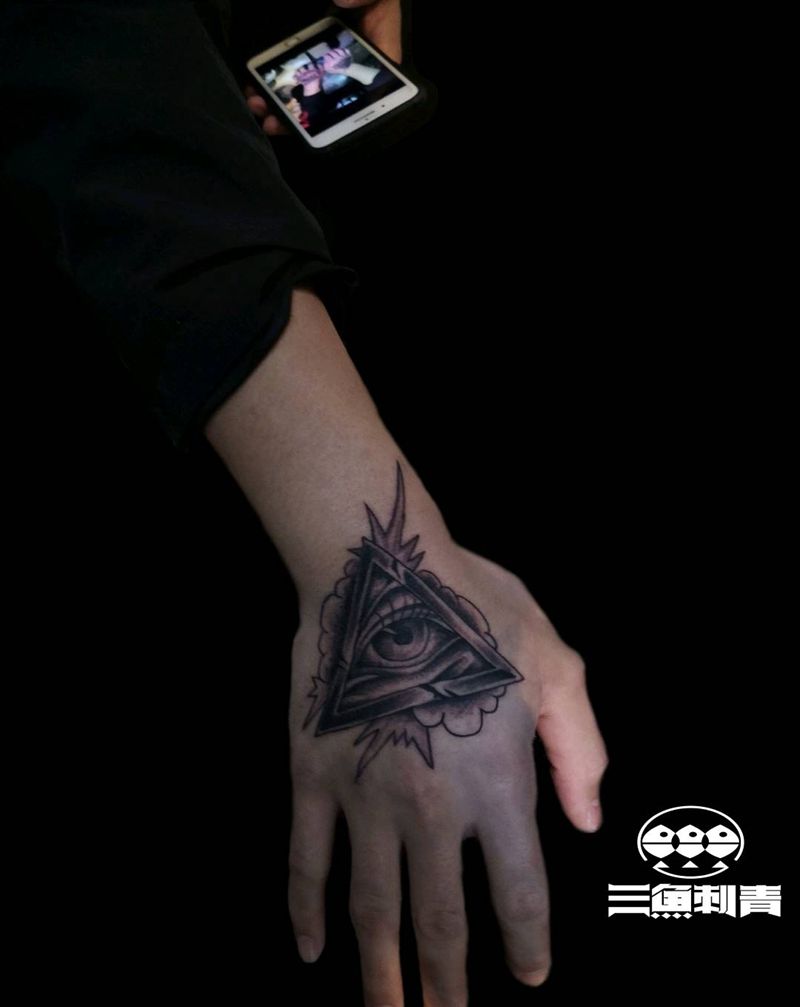 上帝之眼✘（手背纹身）纹身图片_点刺手背上帝之眼纹身图案