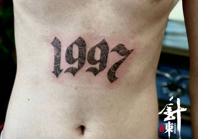 数字纹身图片_腹部花体字纹身图案